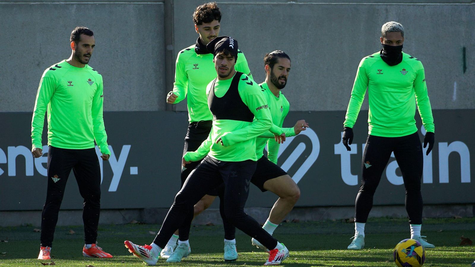 Juanmi, Johnny, Abde, Isco y Vitor Roque en el entrenamiento de este viernes.