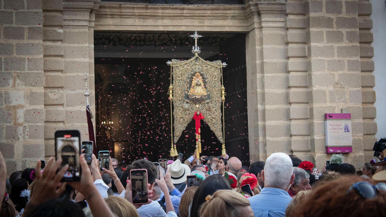 Una petalada ha recibido al Simpecado del Rocío de Cádiz a su salida de la iglesia de San José. Una petalada ha recibido al Simpecado del Rocío de Cádiz a su salida de la iglesia de San José.