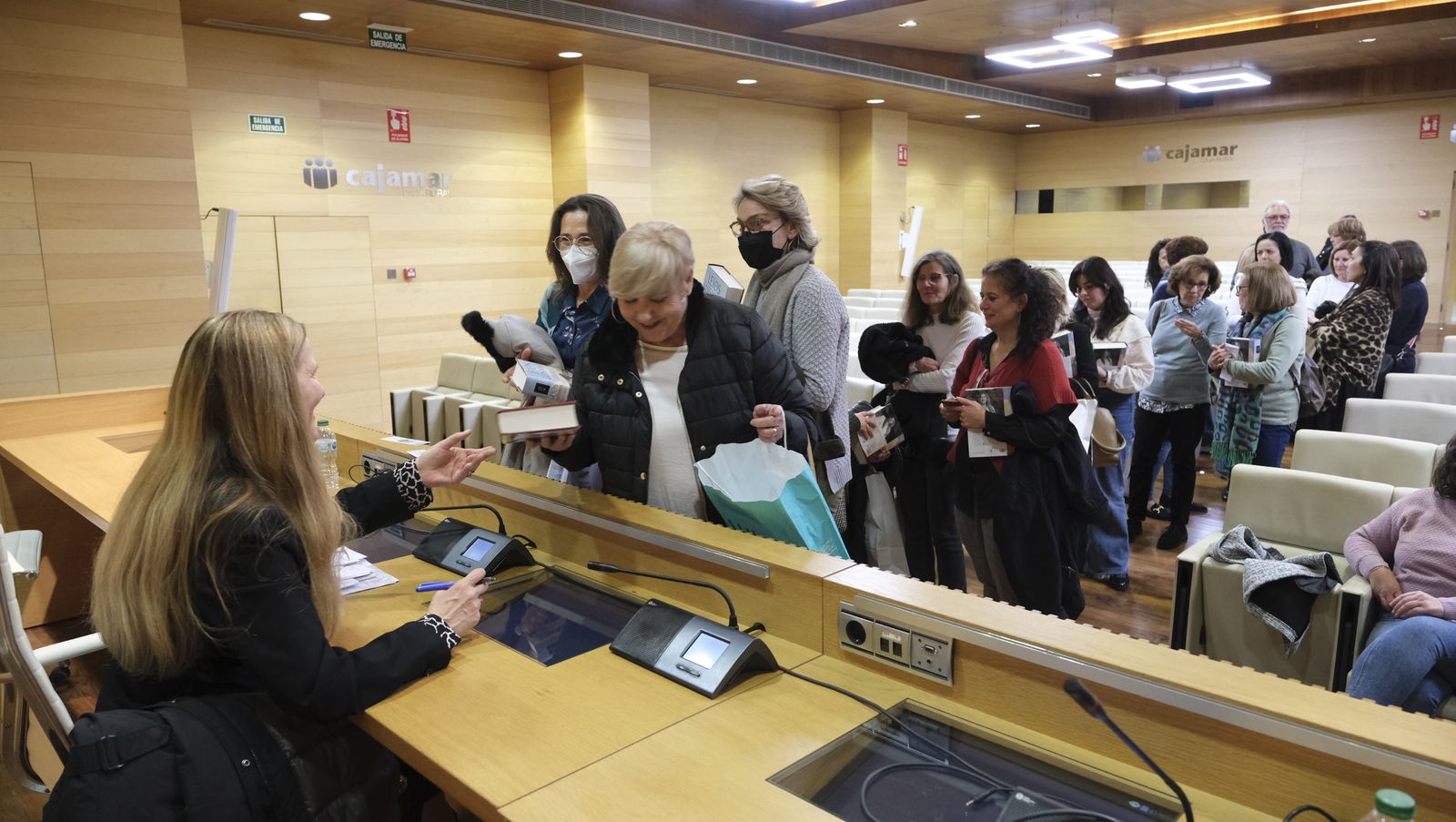 Imágenes del Diario de los Libros con la escritora ganadora del Premio Planeta 2022, Luz Gabás