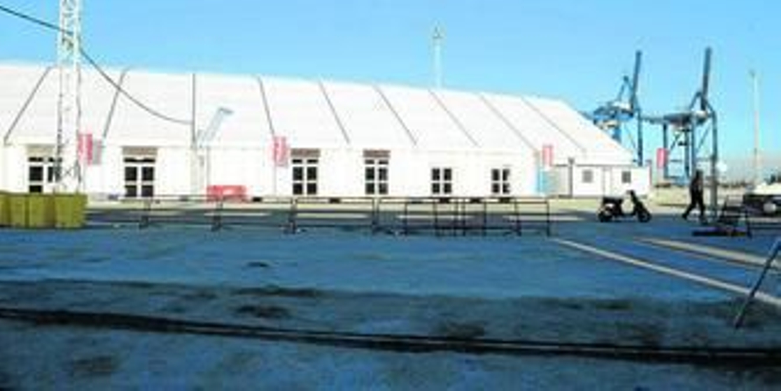 La carpa de Carnaval instalada este año en el muelle Reina Sofía.