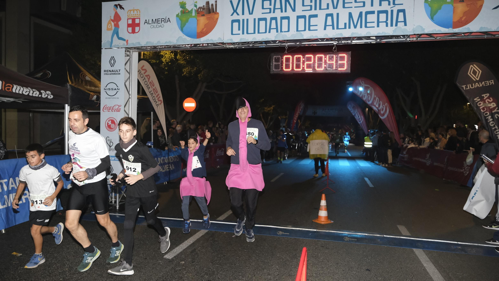 Imágenes de la XIV edición de la San Silvestre de Almería