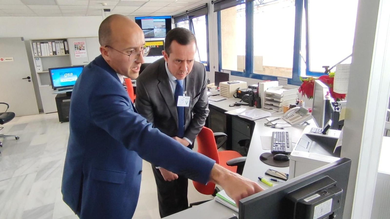 El subdelegado visita el Aeropuerto de Almería que se marca el objetivo del millón de pasajeros