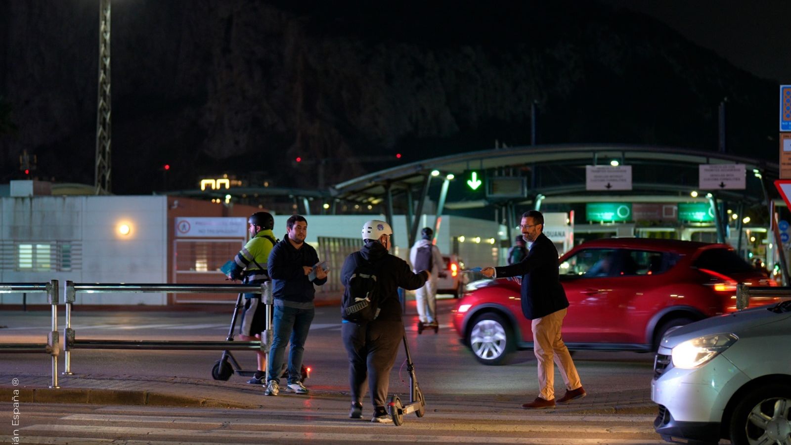 Juan Franco reparte octavillas en las inmediaciones de la Verja.