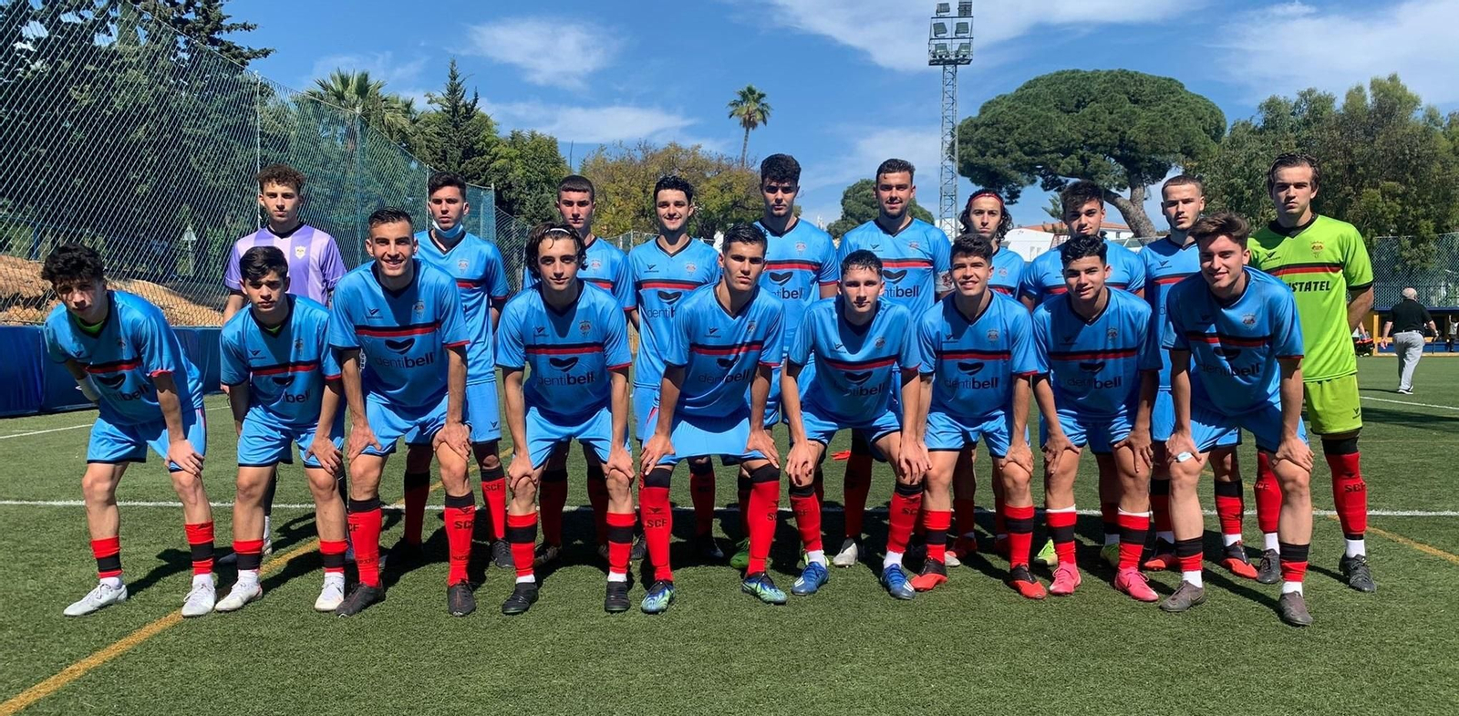 Los jugadores del Séneca posan antes del inicio del encuentro en el Carlos Sánchez Navarro.