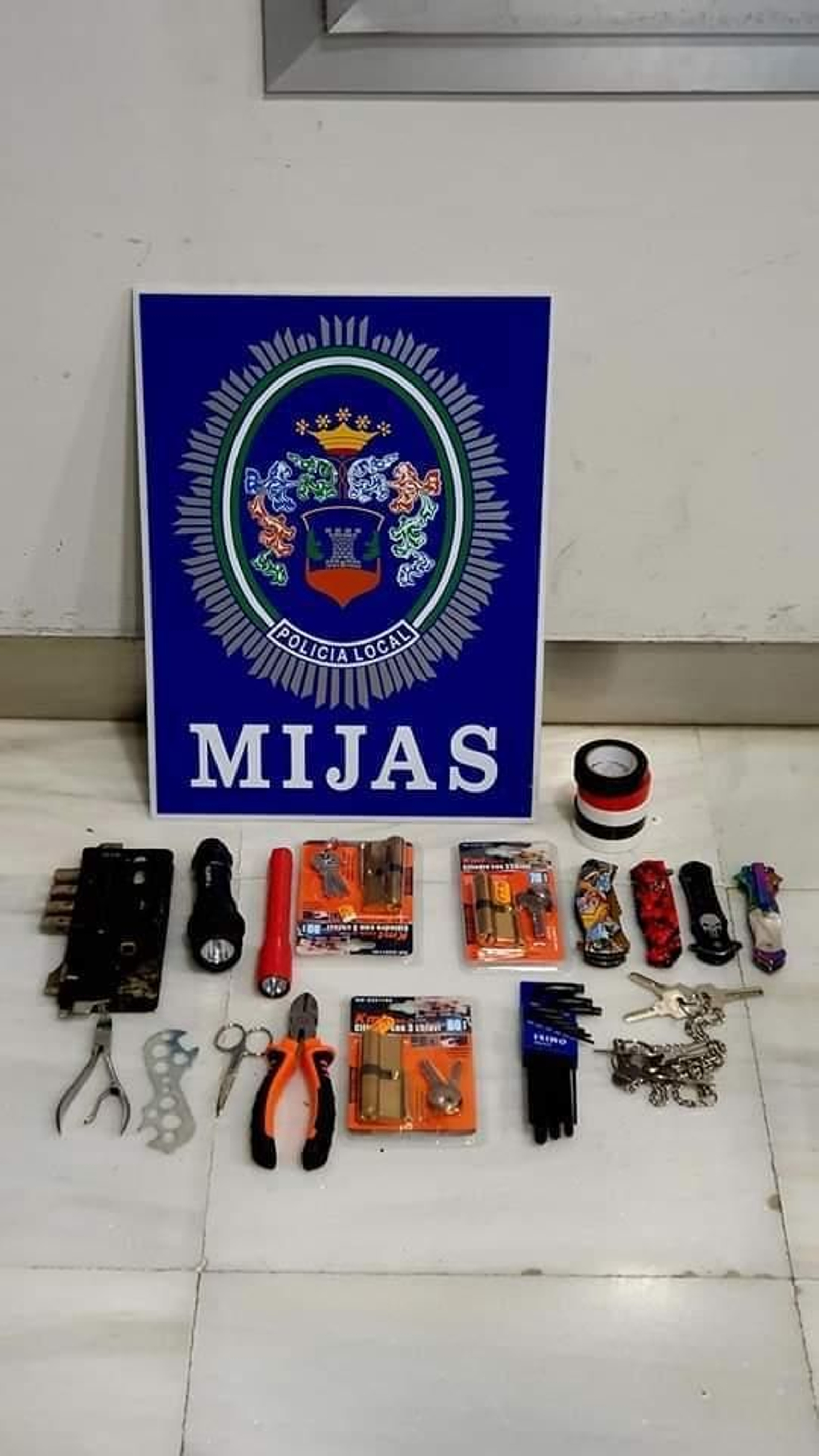 Herramientas encontradas en la vivienda okupada.