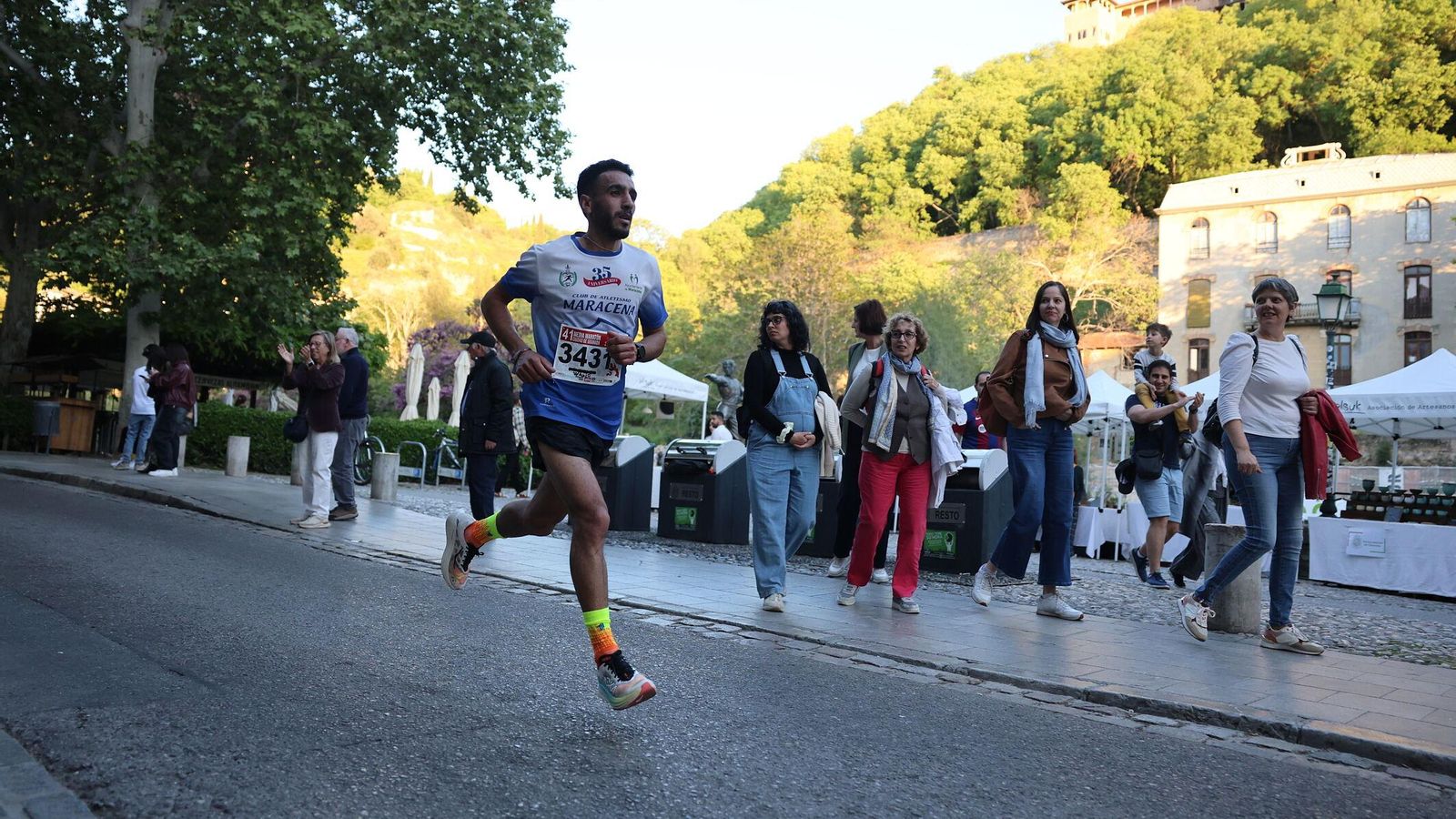 El público no puede evitar cruzarse con la Media Maratón