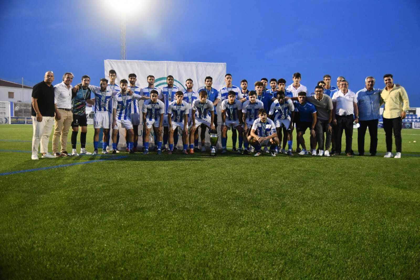 El Bollullos posa con el trofeo de subcampeón de la Copa RFAF.