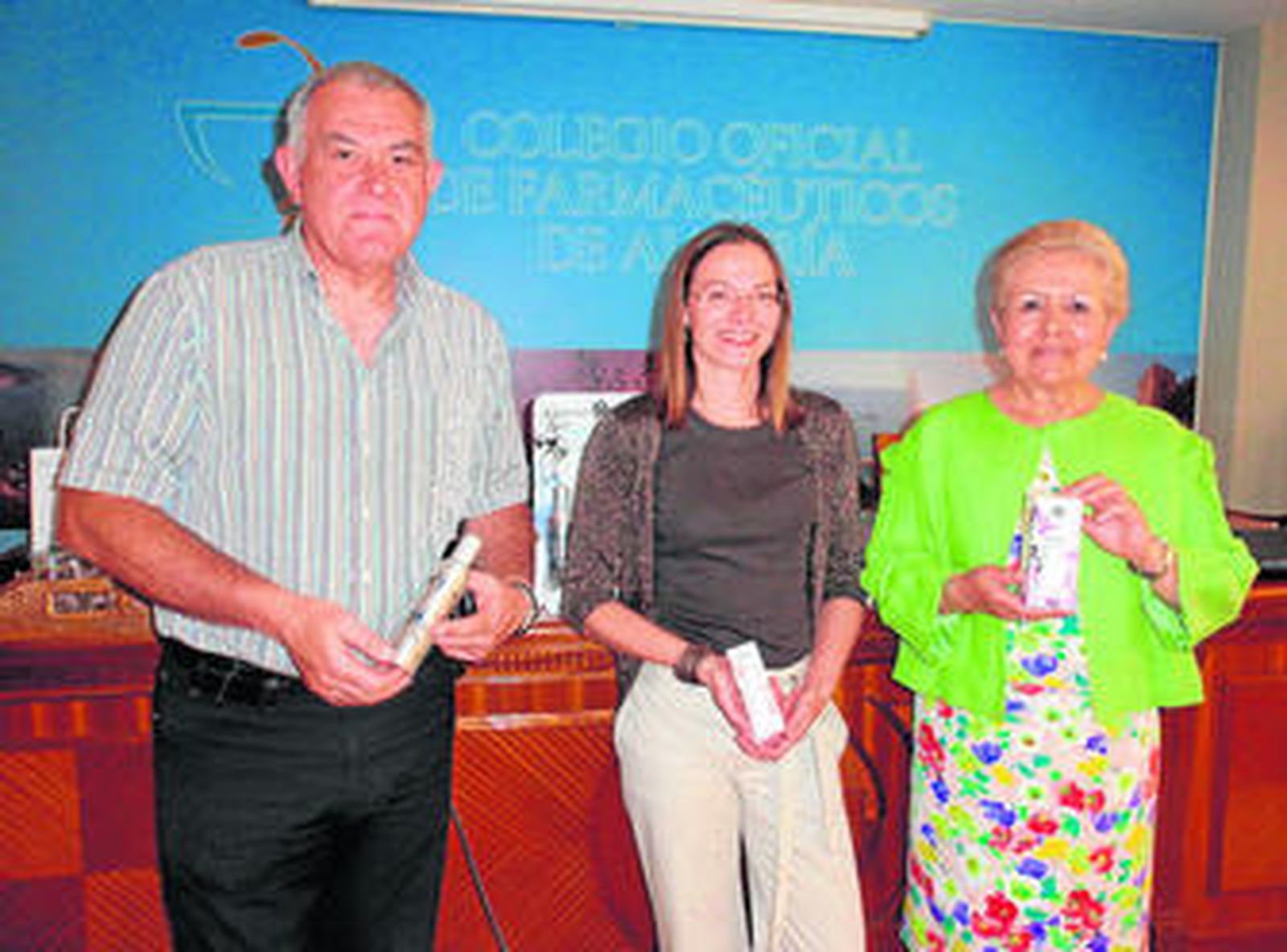 Antonio Fernández, Violaine Peyramond y María del Mar Enríquez con los productos.
