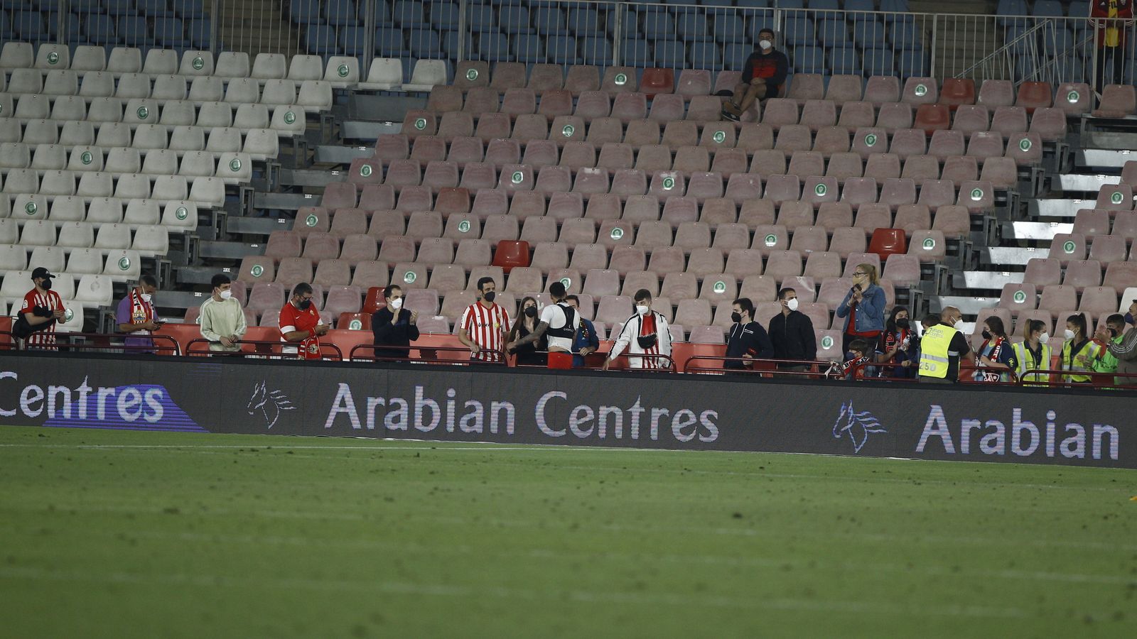 Ivanildo charla con algunos aficionados, que estuvieron apoyando hasta el final.