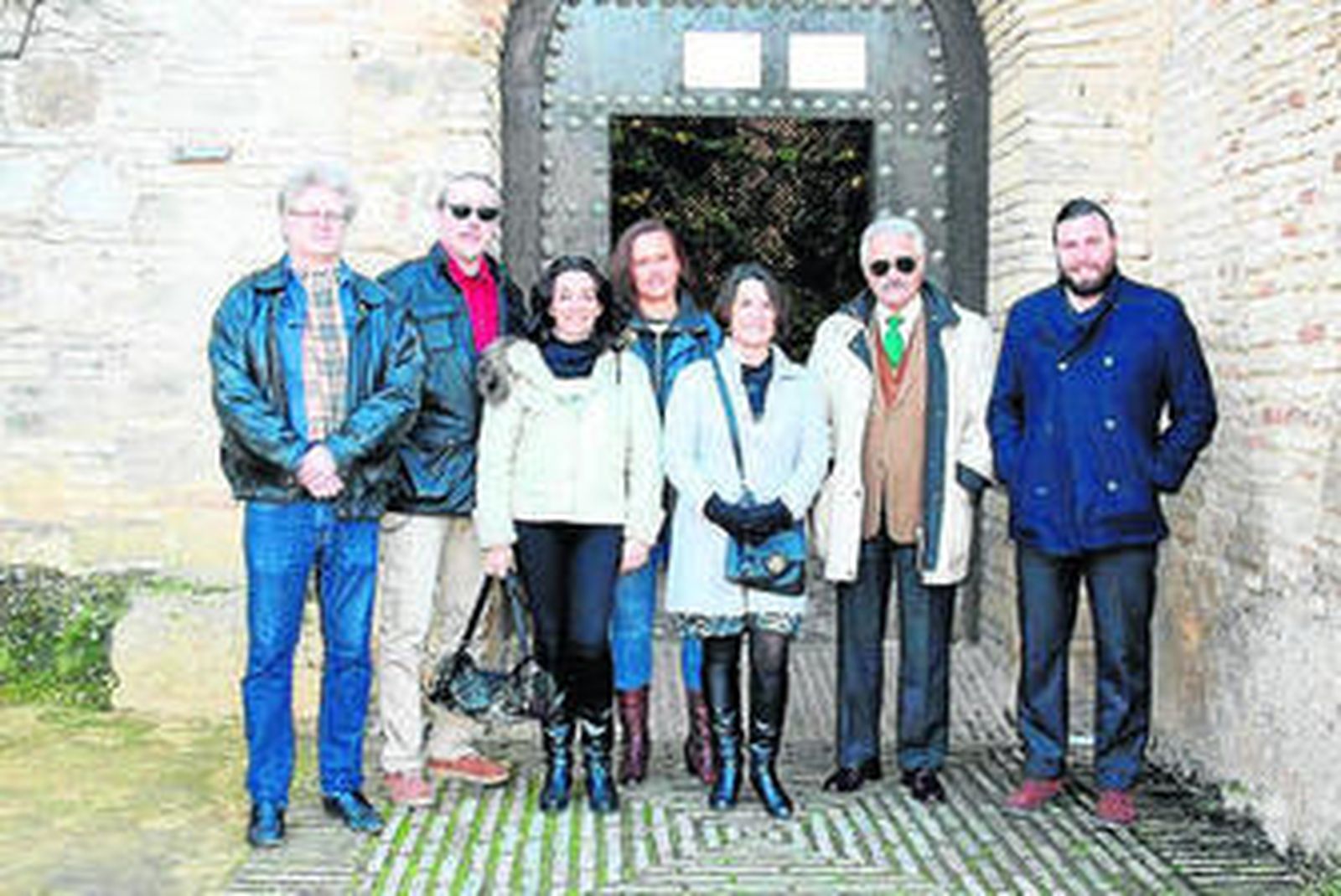 Grupo 'Comenius' acompañado por responsables municipales.