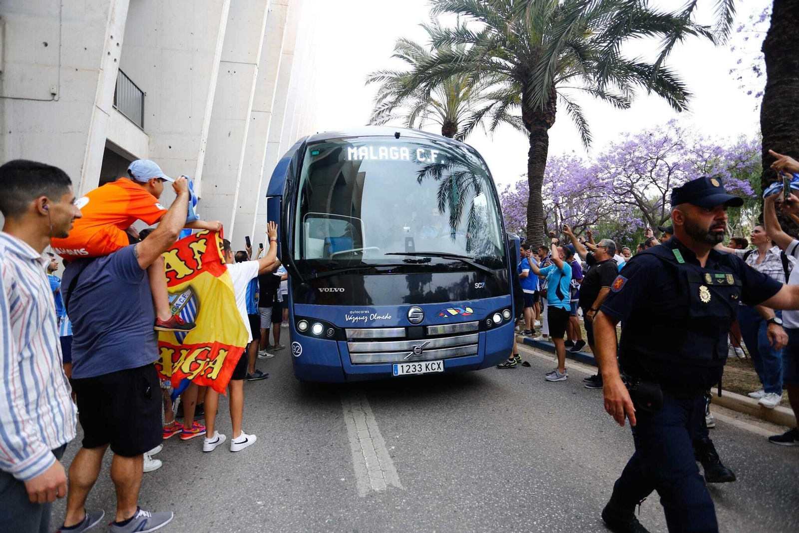 El recibimiento de la afición antes del Málaga CF-Burgos El recibimiento de la afición antes del Málaga CF-Burgos
