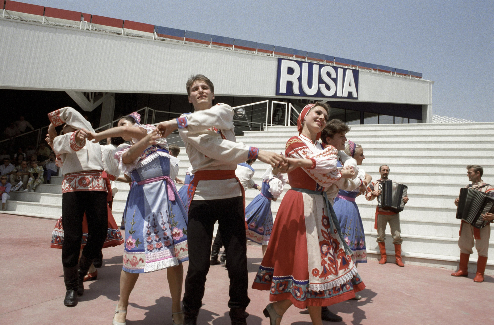 Bailes típicos  ante el Pabellón de Rusia.