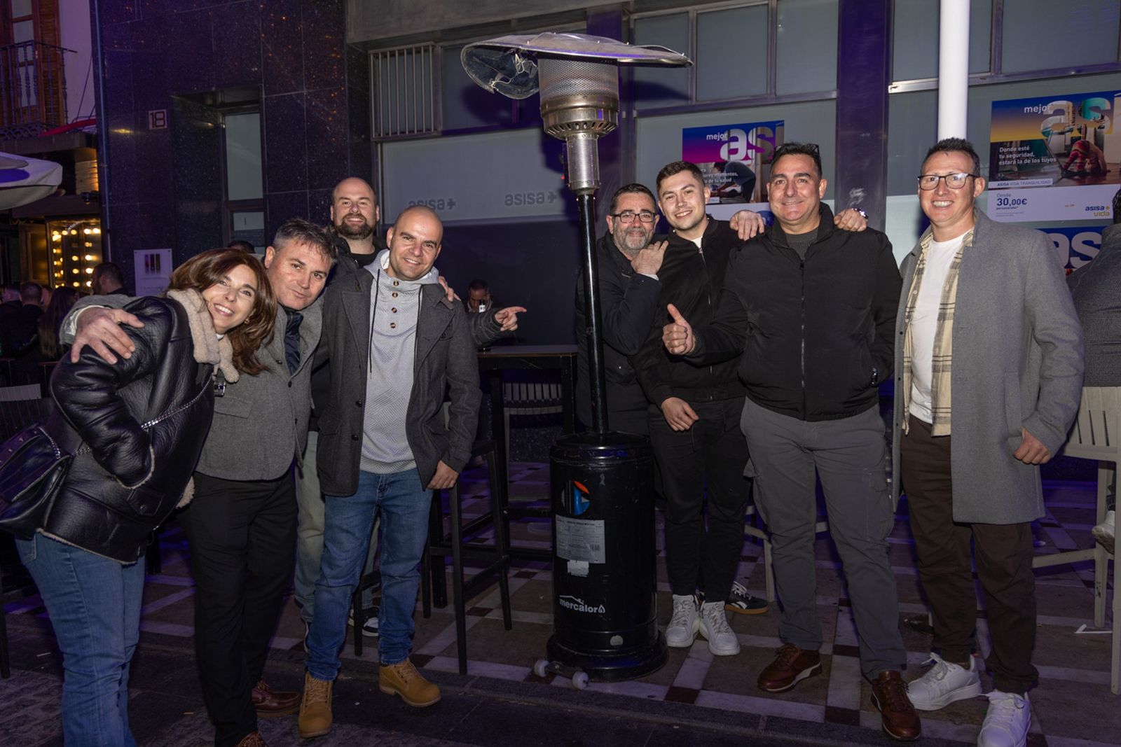 Los jiennenses disfrutan del centro de la ciudad, rodeados de un ambiente navideño