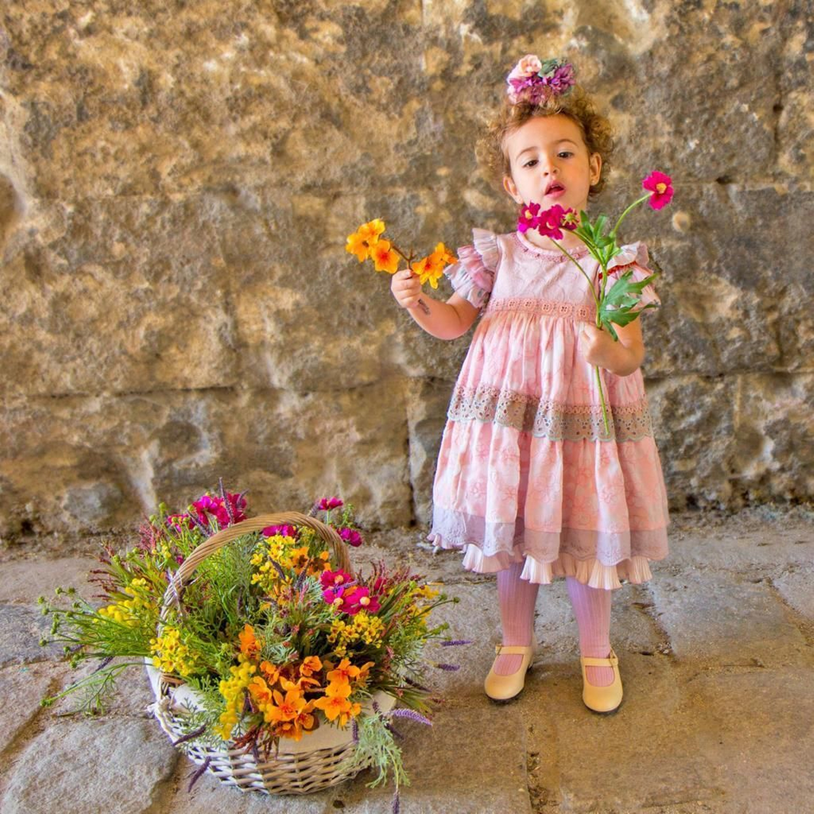 Cómo colocar la flor de flamenca en la Feria de Abril de Sevilla