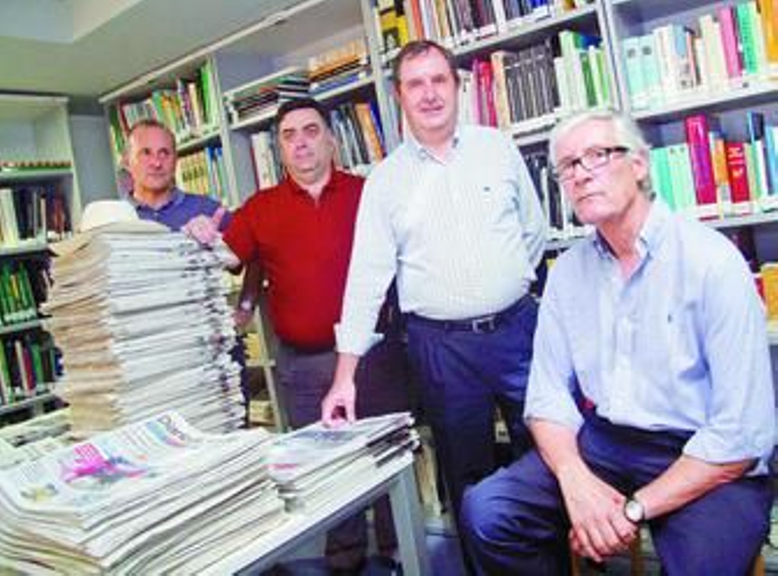 Rodeados de libros -de izquierda a derecha,  Javier Arístegui, José Miguel González Cruz, Emilio García Díez y Eduardo Martínez Pérez.