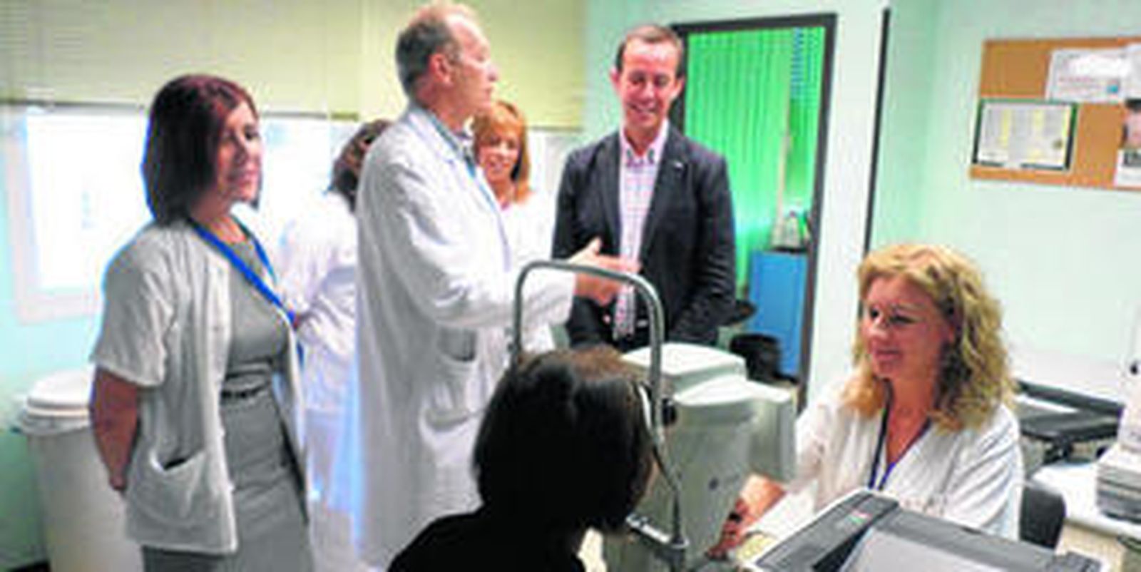 Tras el encuentro informativo, el delegado puso visitar una de las consultas de la unidad de Oftalmología en el Hospital de Poniente.