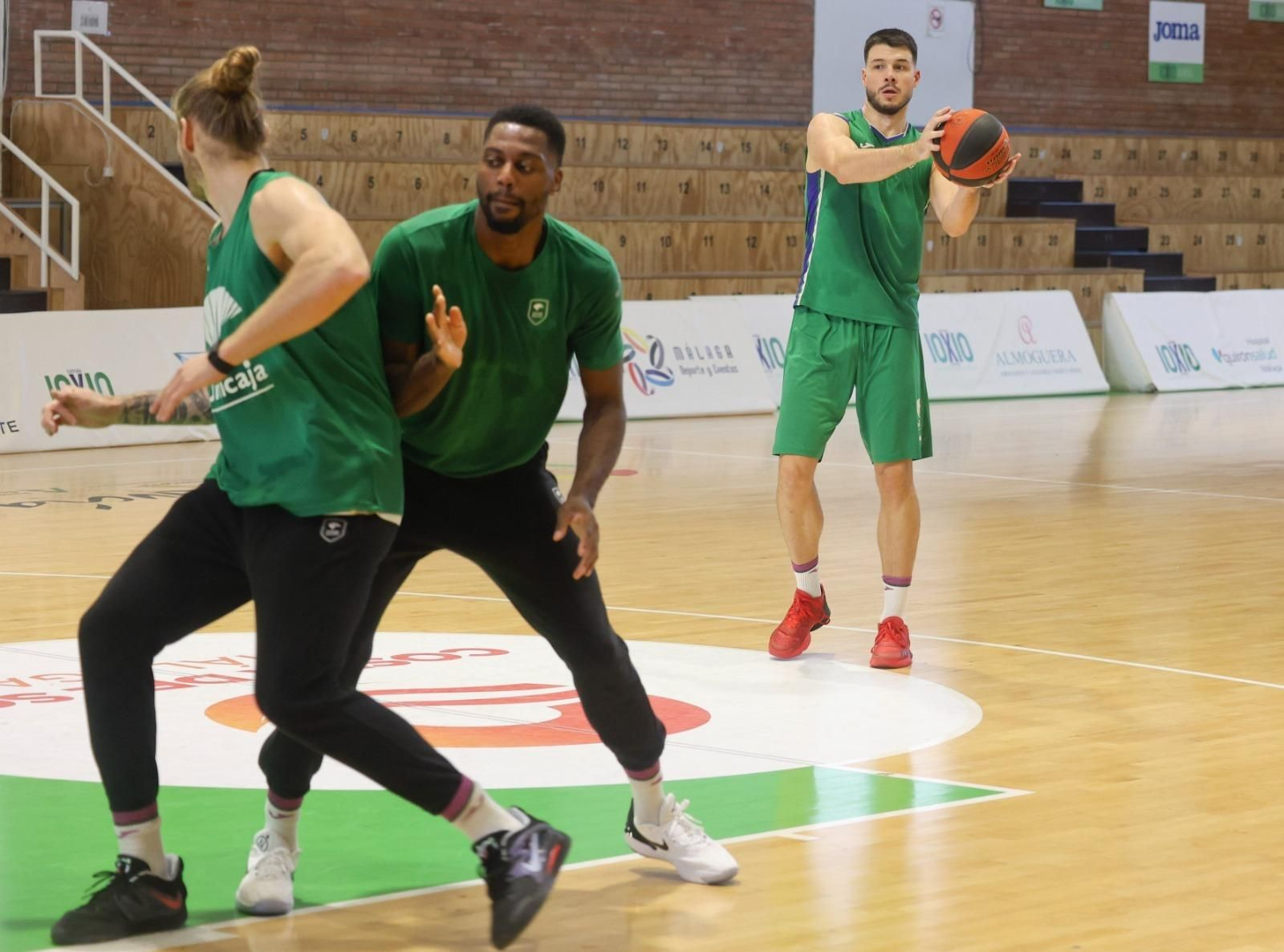Las fotos de Fran Vázquez tutelando a los pívots del Unicaja Las fotos de Fran Vázquez tutelando a los pívots del Unicaja