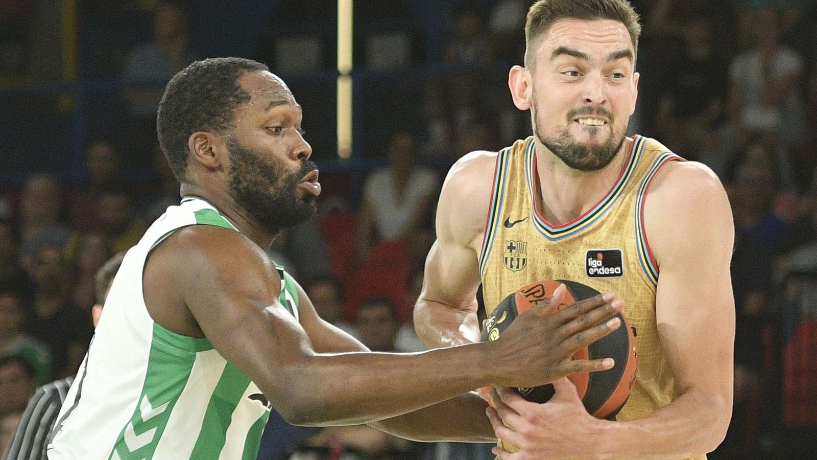 Pargo trata de robarle la pelota a Satoransky.