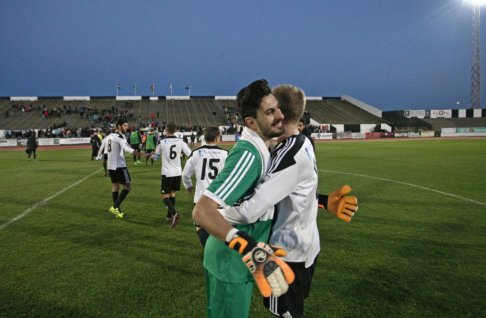 El meta Óscar Santiago celebra con Joe el triunfo del pasado domingo frente al Extremadura.