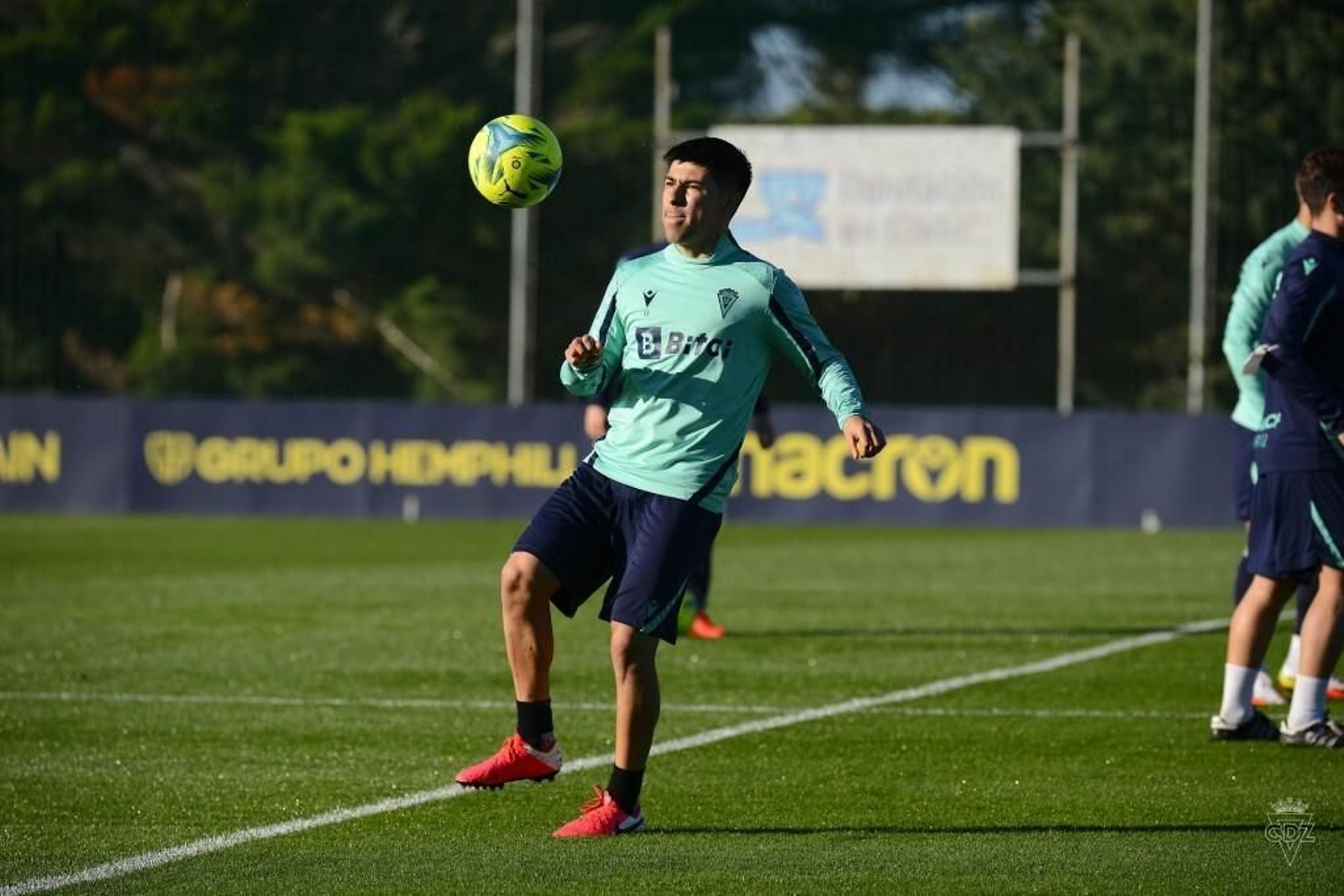 Tomás Alarcón con el balón en una sesión.