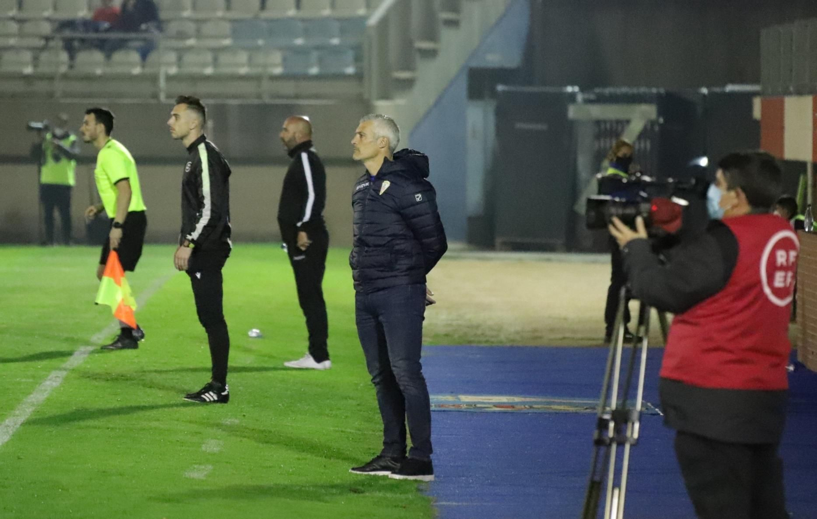 César Negredo, a pie de banquillo en el Nuevo Mirador. César Negredo, a pie de banquillo en el Nuevo Mirador.