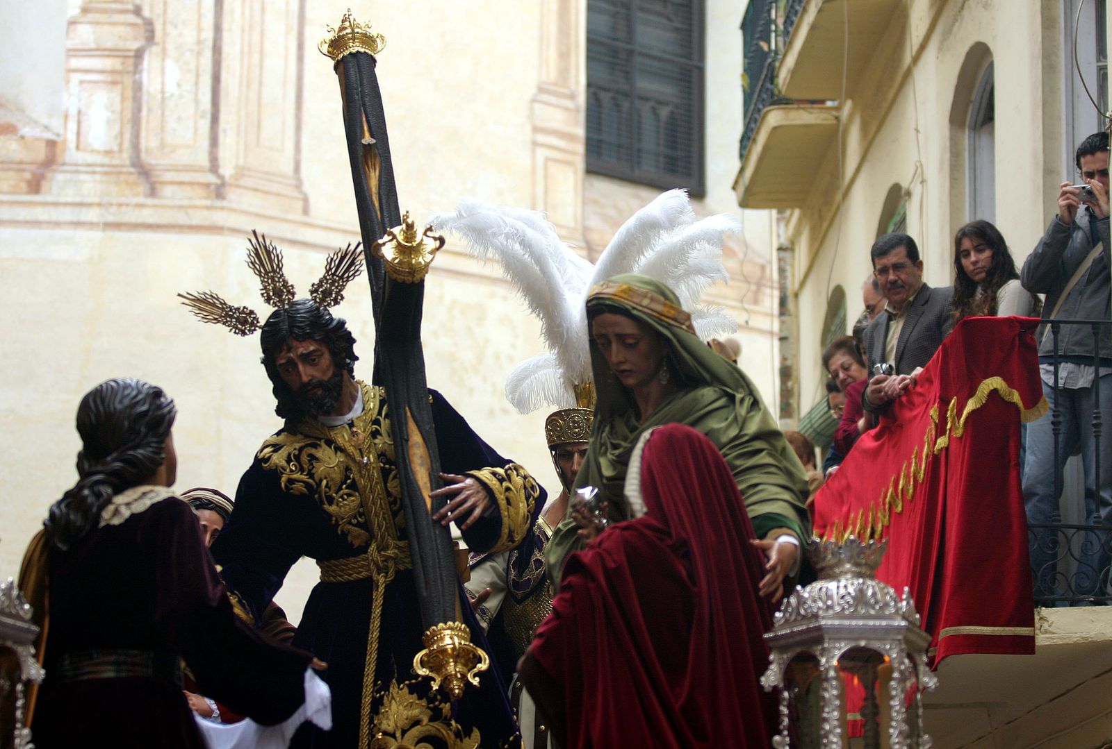 Balcones adornados al paso de la cofradía de Salutación por la iglesia de San Felipe Neri.