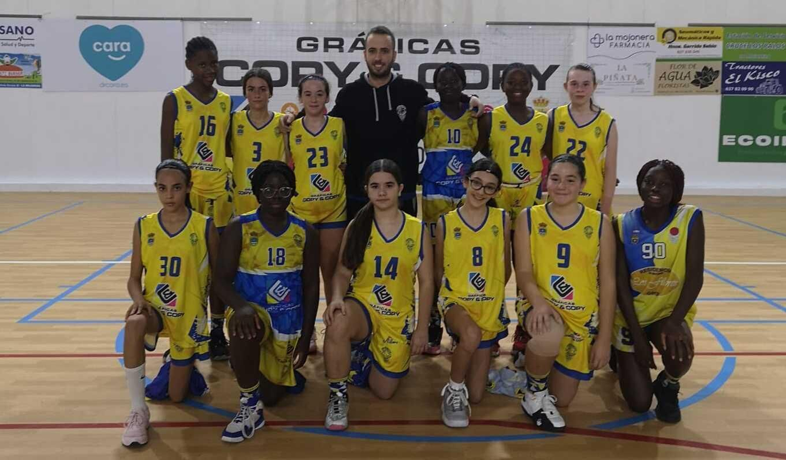 Las jugadoras del CB La Mojonera infantil femenino y su técnico posan antes de un partido.