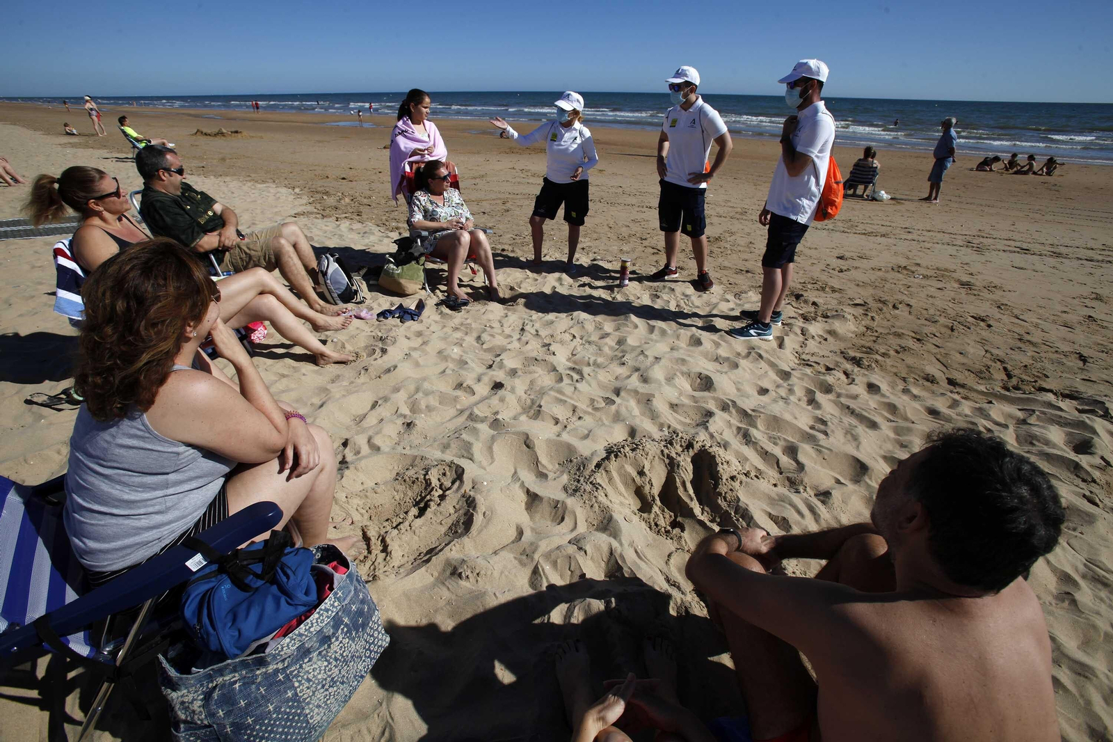 La principal labor de los vigilantes será la de informar a los bañistas sobre las medidas de seguridad.