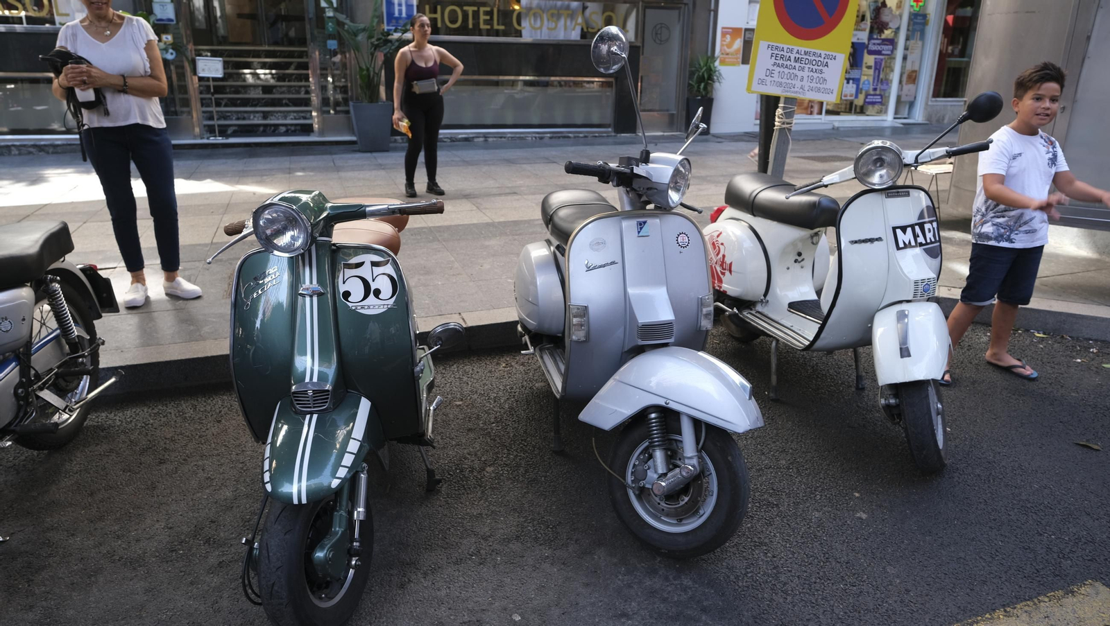 Exposición de Motos Antiguas de la Feria de Almería, en imágenes