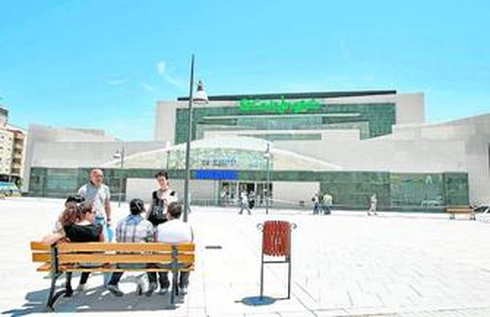 Fachada del primer Hipercor y El Corte Inglés en la provincia.