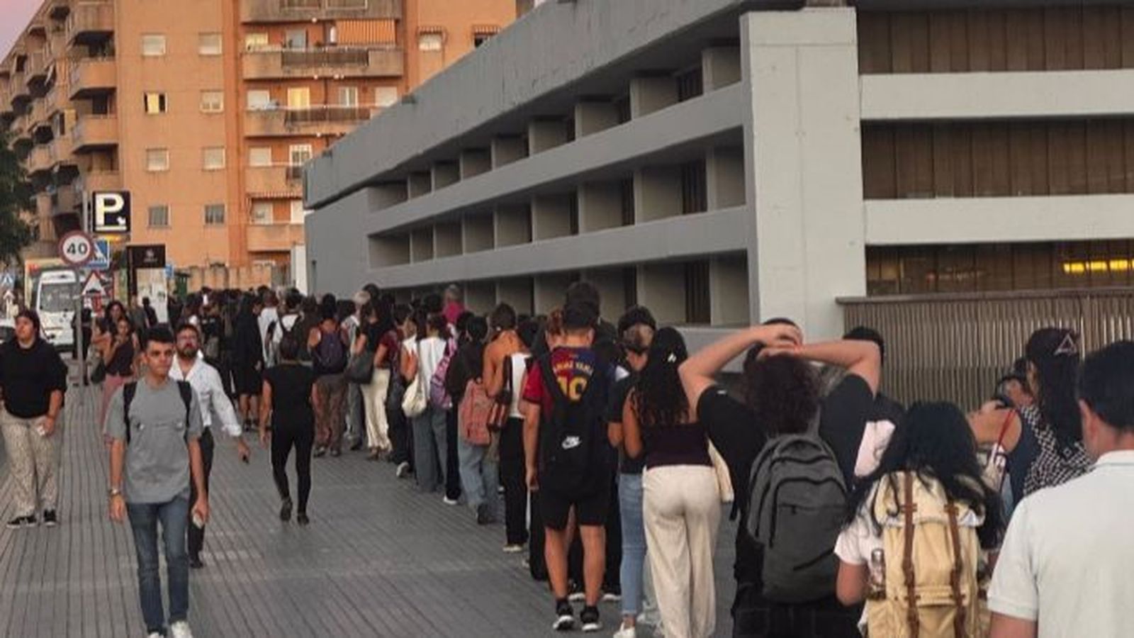 Colas en la parada de metro de San Juan Bajo en una imagen reciente