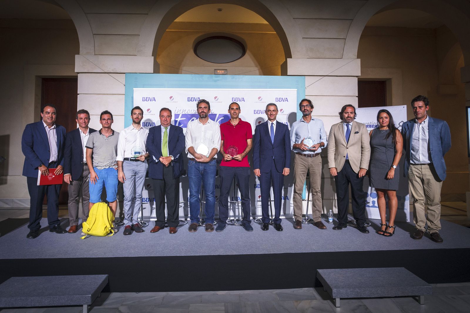 Los representantes de las ocho empresas finalistas y el jurado de Innovation Talks 8x8 posan al concluir la final de este concurso.