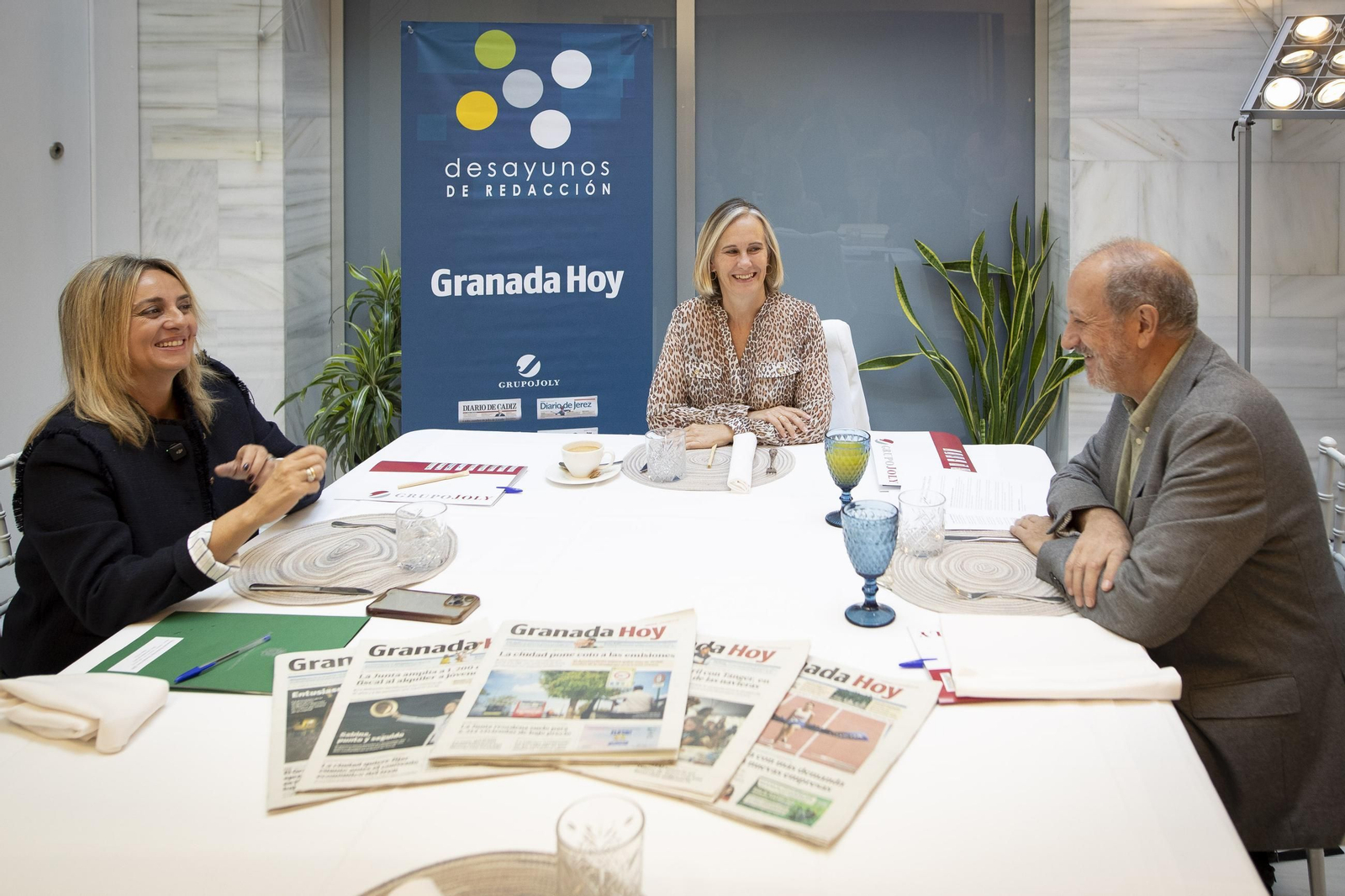 De izquierda a derecha, la alcaldesa de Granada, Marifrán Carazo; la directora de Granada Hoy, Lola Quero y el experto en disruptores endocrinos Nicolás Olea.