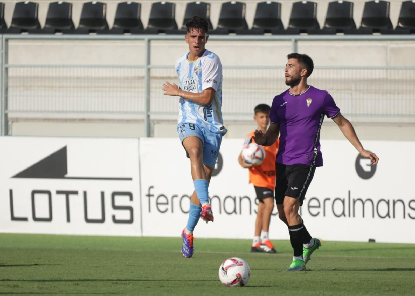 Las mejores fotos del ambiente en el Municipal de La Línea para el Málaga - Córdoba CF