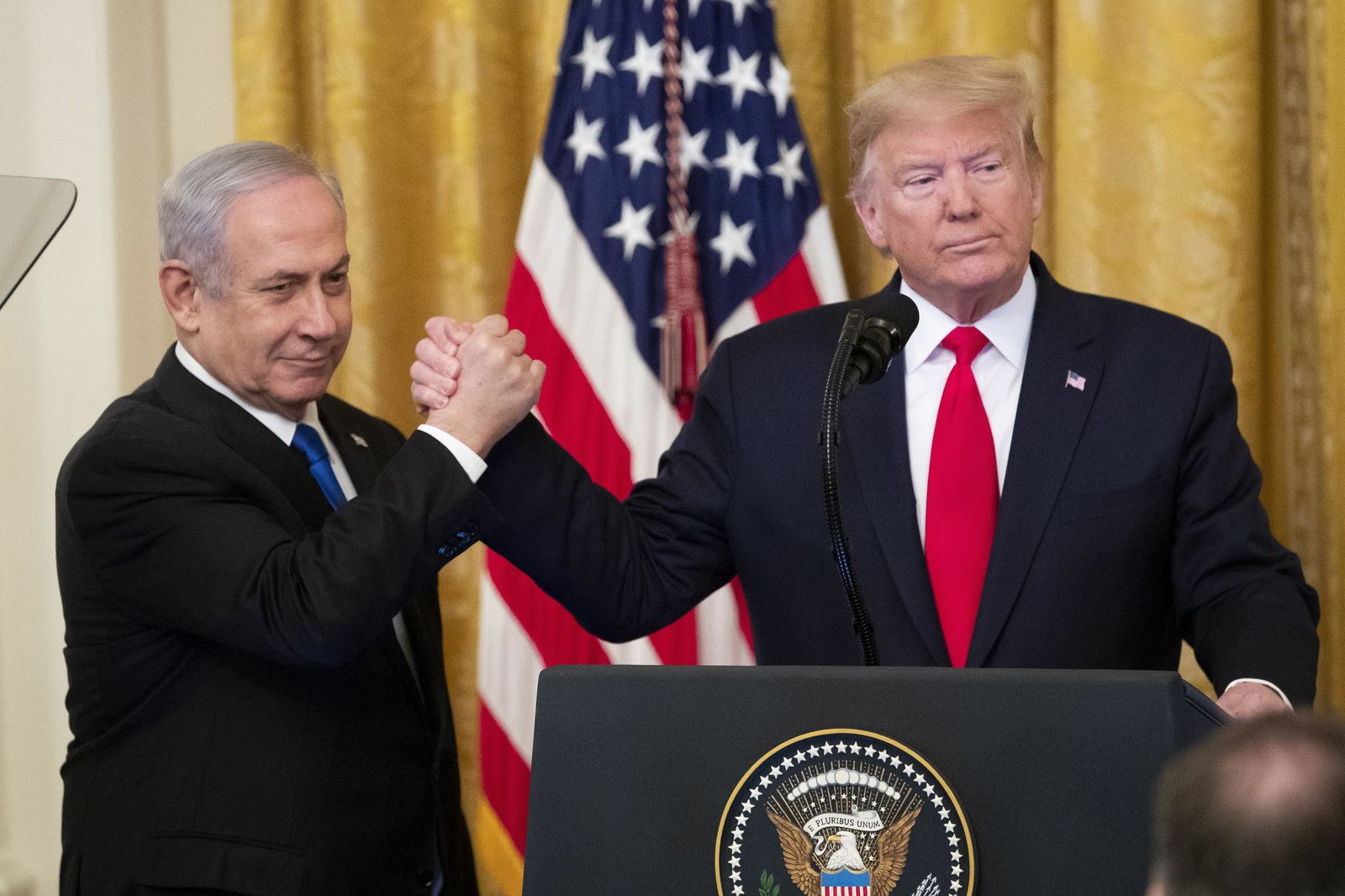 El presidente de EEUU, Donald Trump, saluda al primer ministro israelí, Benjamin Netanyahu, tras presentar su propuesta en la Casa Blanca.