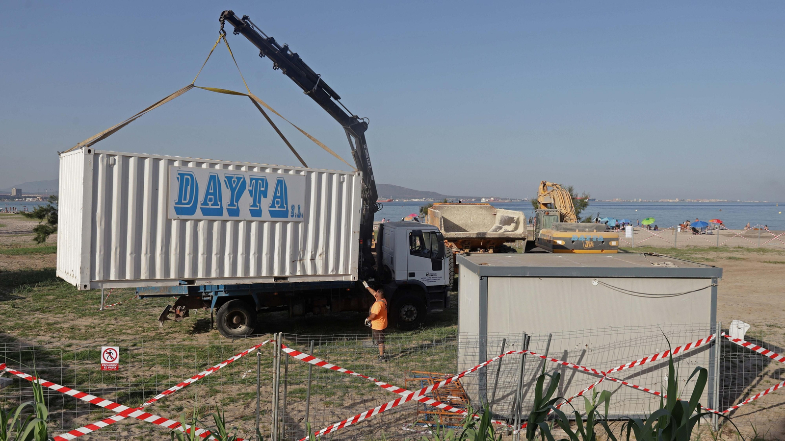 Fotos de los preparativos para el trasvase de arena en la playa de El Rinconcillo en Algeciras