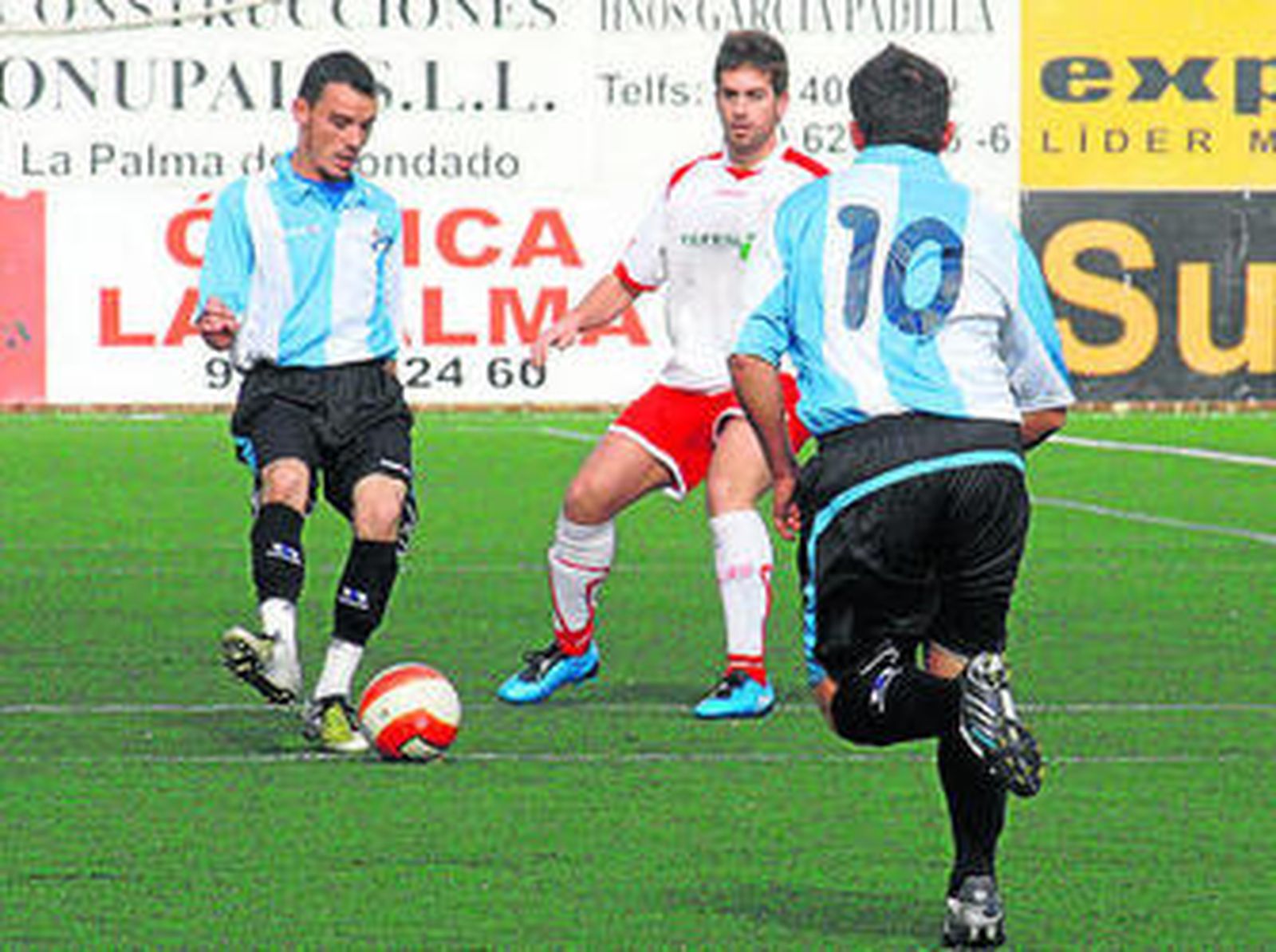 Alvi Carrasco controla el balón en un partido de esta temporada.
