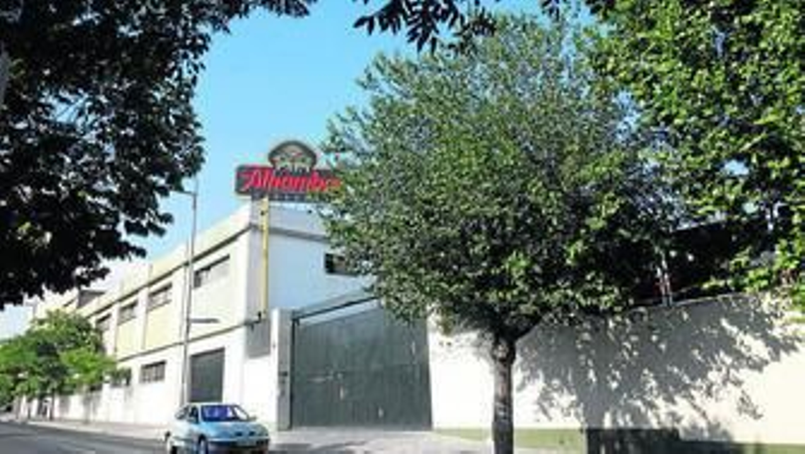 Fachada de la la fábrica de Cervezas Alhambra. Fachada de la la fábrica de Cervezas Alhambra.
