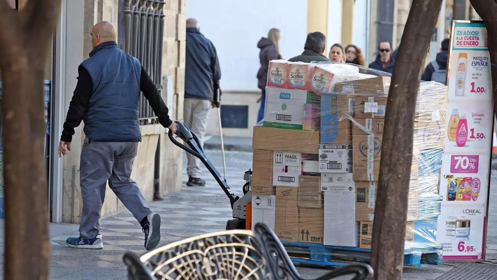 Un trabajador de reparto con una carretilla.