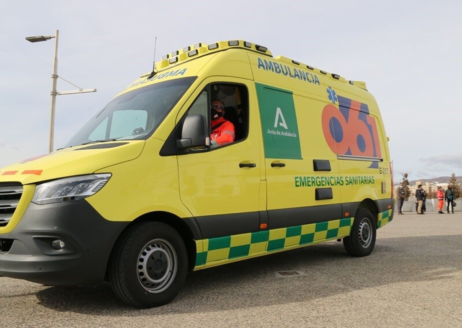 Cuatro trabajadores heridos de gravedad en una explosión en una gasolinera de Almería.