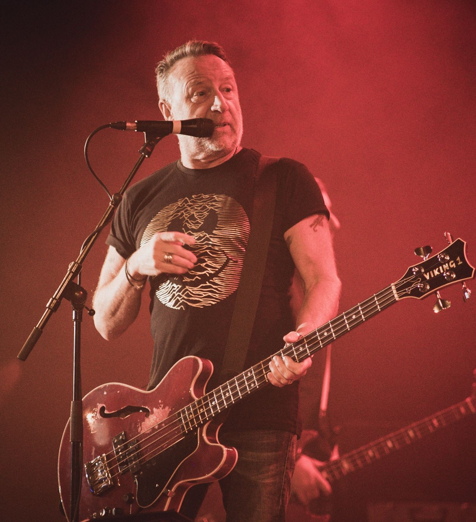 Peter Hook (Broughton, Salford, 1956) en un concierto con su banda The Light.
