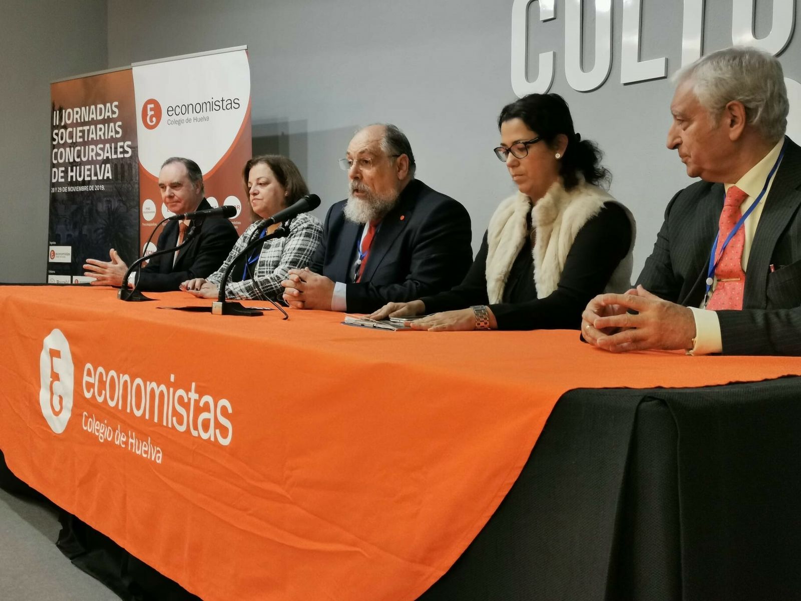El decano del Colegio de Economistas, Manuel Ángel Bracho, durante la inauguración del congreso.