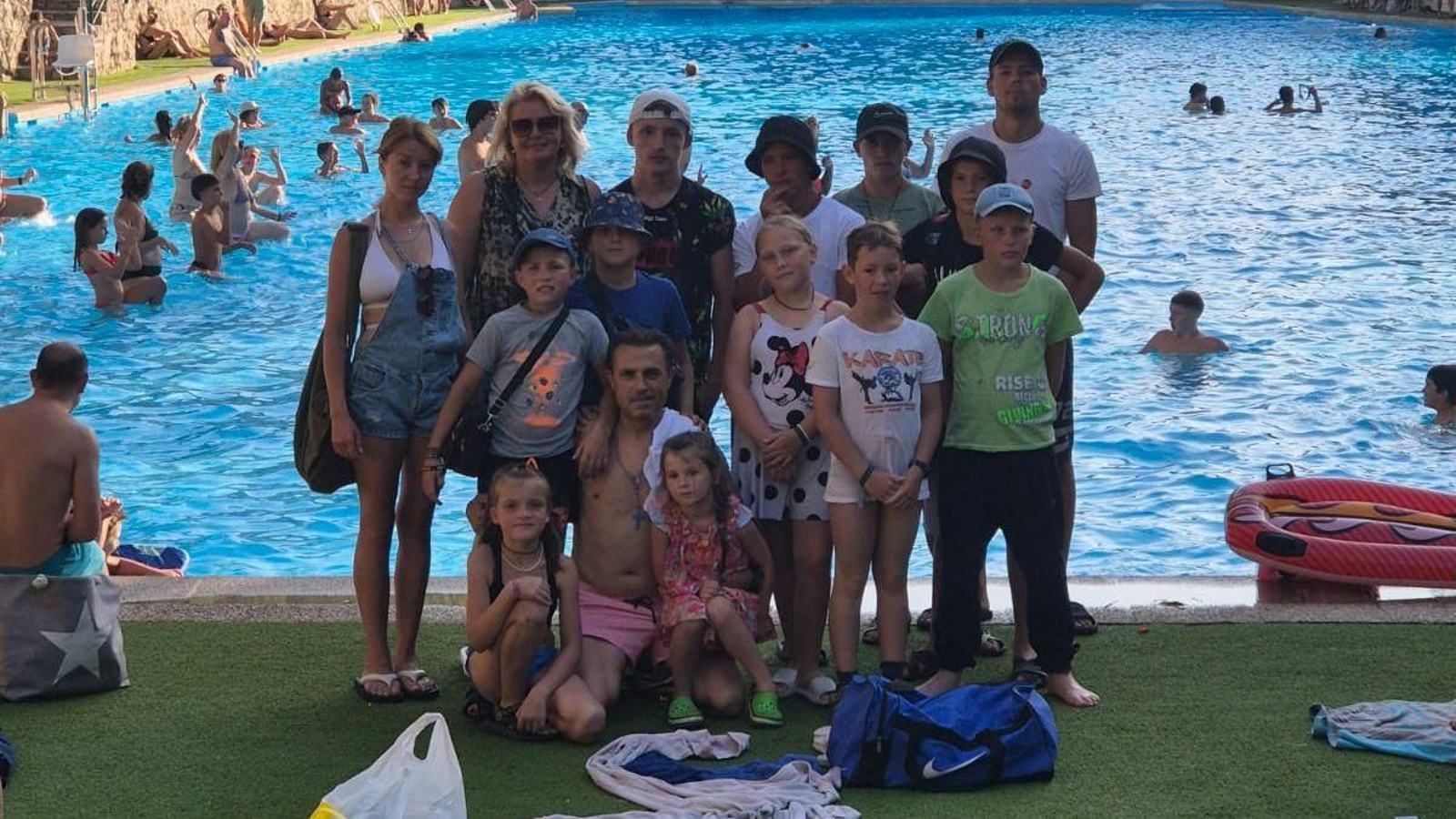 Los niños de Ucrania disfrutan en la piscina.