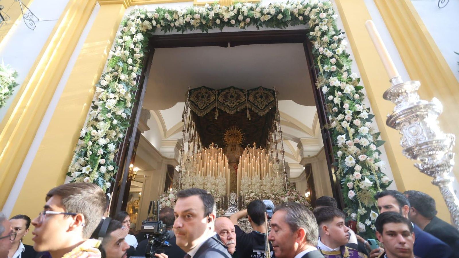 La Virgen de la Esperanza cruzando el portón de su Iglesia para comenzar la procesión extraordinaria. La Virgen de la Esperanza cruzando el portón de su Iglesia para comenzar la procesión extraordinaria.