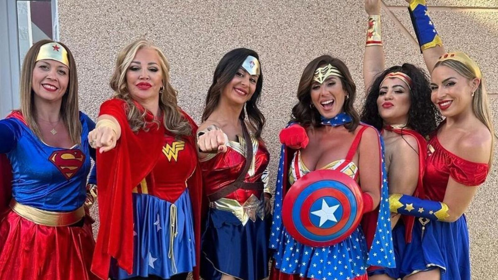 Anabel Pantoja y Belén Esteban acudieron a los Carnavales de Canarias disfrazadas de superheroínas Anabel Pantoja y Belén Esteban acudieron a los Carnavales de Canarias disfrazadas de superheroínas