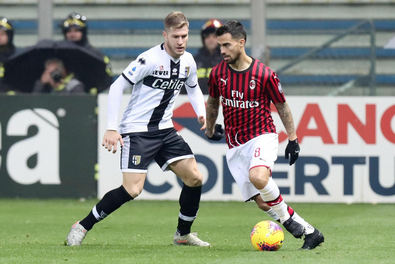 Suso conduce con su pierna buena, la zurda, en el Parma-Milan.