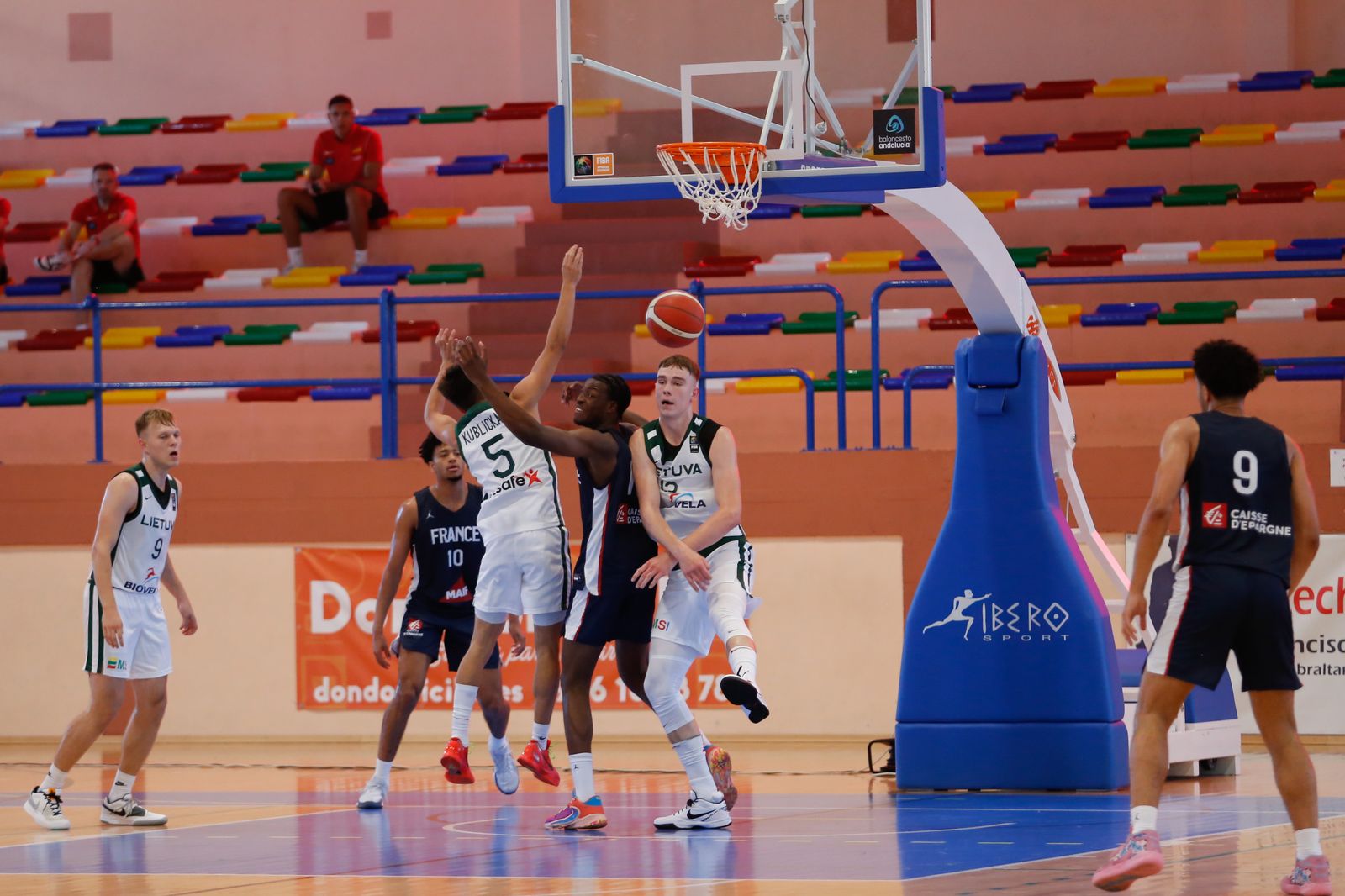 Las fotos de la primera jornada del torneo Internacional U20 de baloncesto de La Línea