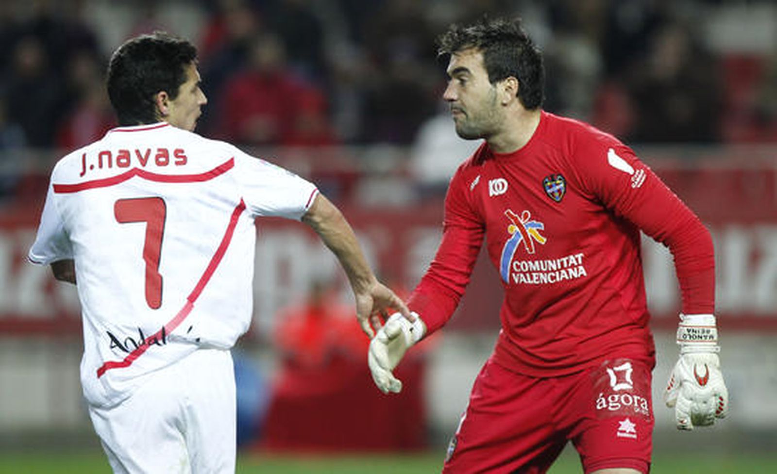 Tres goles de Luis Fabiano devuelven la alegría a los de Nervión en Liga.

Foto: Antonio Pizarro