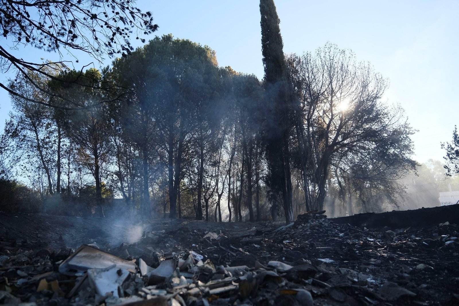 El día después del gran incendio de Chinales, en fotografías: rescoldos, humo y pérdidas El día después del gran incendio de Chinales, en fotografías: rescoldos, humo y pérdidas