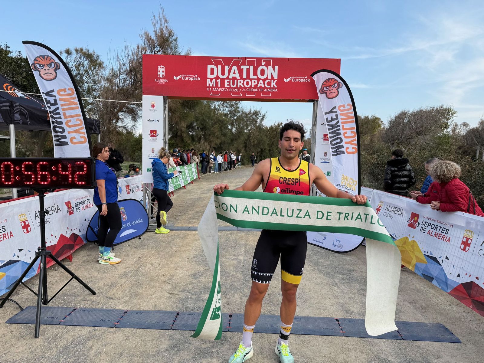 Bartomeu Crespi sostiene la cinta de meta después de hacerce con la victoria de la prueba almeriense.